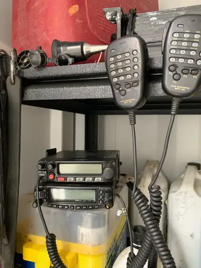 Selling as pair. One whip is mounted. Other magnetic. Power cable and fuses are there. Plug and play...