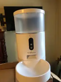 Pet Genius food/treat Dispenser 