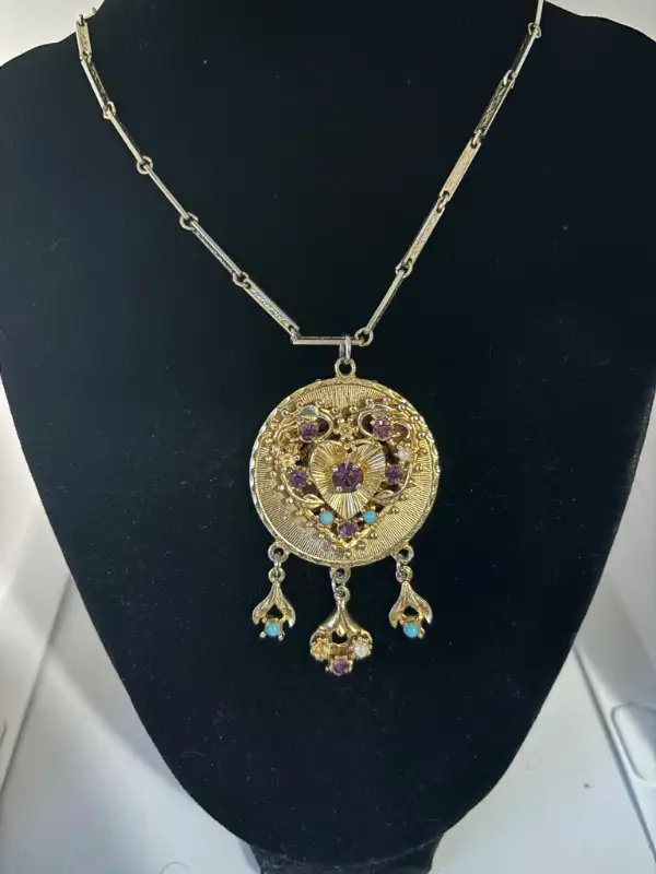 Vintage Pendant Necklace - Costume Jewelry in Jewellery & Watches in Fredericton - Image 3