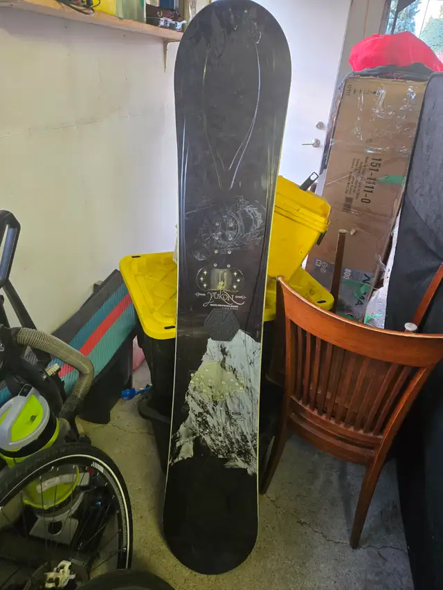 Ride snowboard. in Snowboard in Calgary - Image 3
