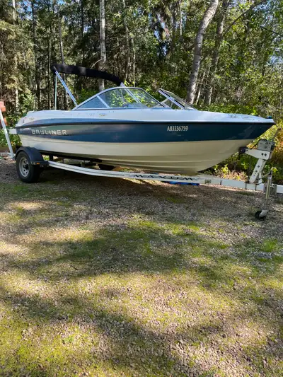Get ready for summer adventures with this 2012 Bayliner 185 BR, powered by a reliable 4.3L Mercruise...