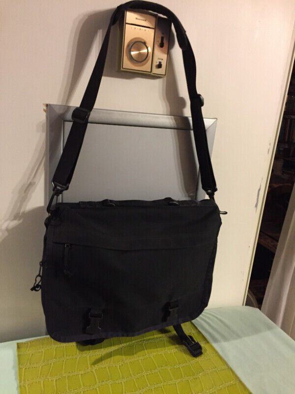 L.L. Bean Unisex Black Ballistic Nylon Messenger Crossbody Bag in Women's - Bags & Wallets in City of Toronto