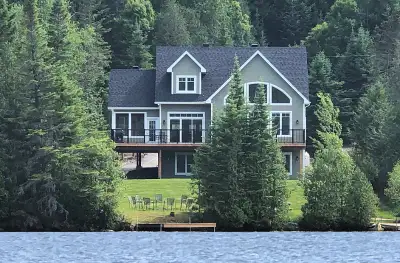 14 personnes max Texto 514-969-3677 SITE WEB - www.lakefrontchalets.com Nous avons 6 chalets disponi...