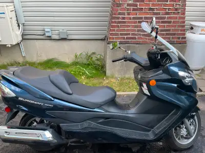 Scooter Suzuki Burgman en bonne condition. Immatriculation moins dispendieux 400cc