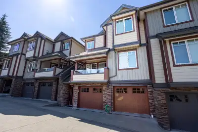 This is an amazing townhouse that is available for rent. It is in a quiet area with a beautiful ocea...