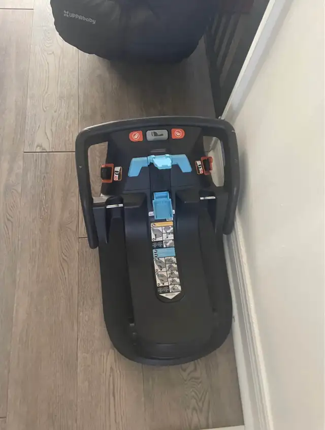 V2 Uppababy Mesa car seat with base in Strollers, Carriers & Car Seats in Oakville / Halton Region - Image 3