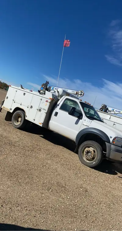 2006 Ford F450 XL Service Truck. V10 engine Under hood vmac air compressor, 3303 cobra crane, Boden...