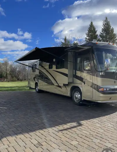 400 HP Cummins ISL Turbo Diesel, safetied August 19, 2025 at 64365 KMS , current odometer reading 64...