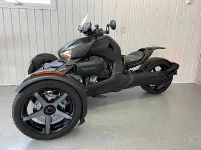 Ryker modele sport 2024 seulement 4900km avec pare brise ajustable fille proprio … impeccable prix d...