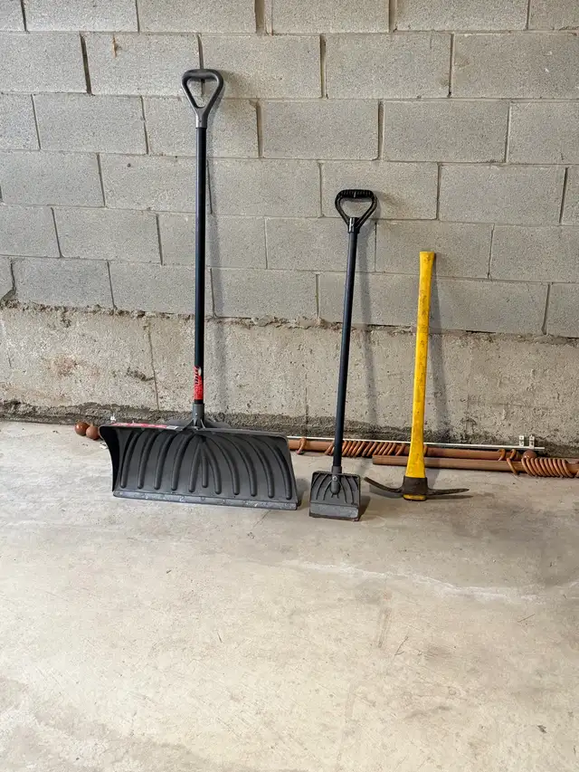 Snow Shovel / Mattock Pickaxe in Snowblowers in Oakville / Halton Region - Image 4