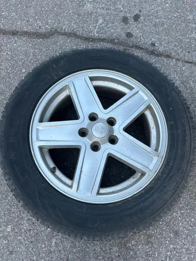 4 rims 17 pouces avec 4 pneus d hiver qui fait sur Jeep compass P215/65R17