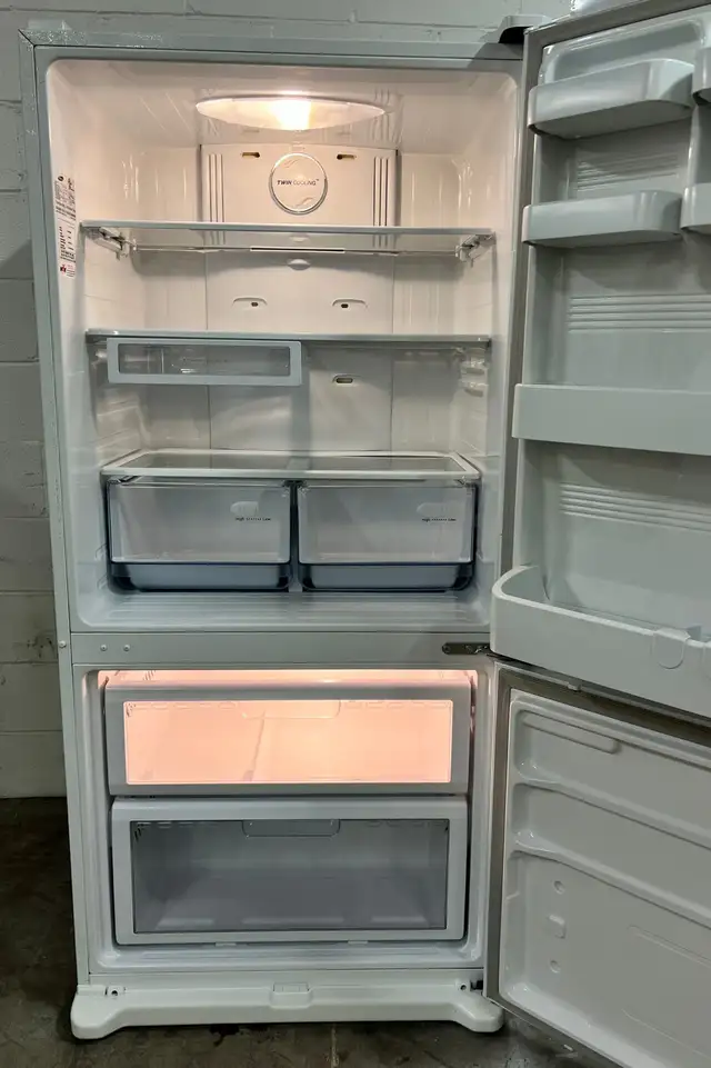 - Refrigerator “SAMSUNG” H70/W32/D28 in Refrigerators in Barrie - Image 3
