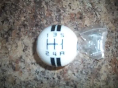 SHELBY STYLE GEAR KNOB 5 SPD FOR FORD MUSTANG IN WHITE WITH 3 BUSHINGS