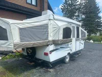 Belle grande tente-roulotte à vendre. En très bon état, très propre. Les coutures des toiles ont été...