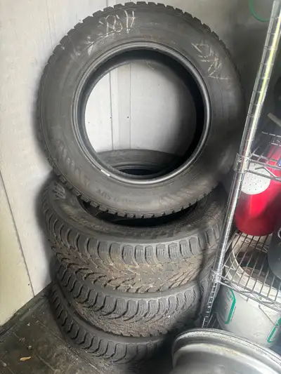 Pneus usagé ( used ) sans rimes / no rimes Usure 8/32 2 hiver sur Ford Maverick awd 2024 Très bonne...