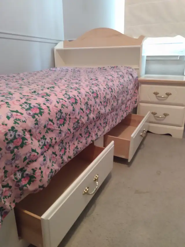 Solid wood Bedroom set in Beds & Mattresses in Bedford - Image 3