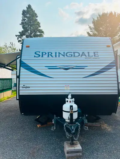 Springdale mini lite Roulotte de 23 pieds qui a vide pèse 3680 lbs Peut coucher 5 personnes Lit doub...