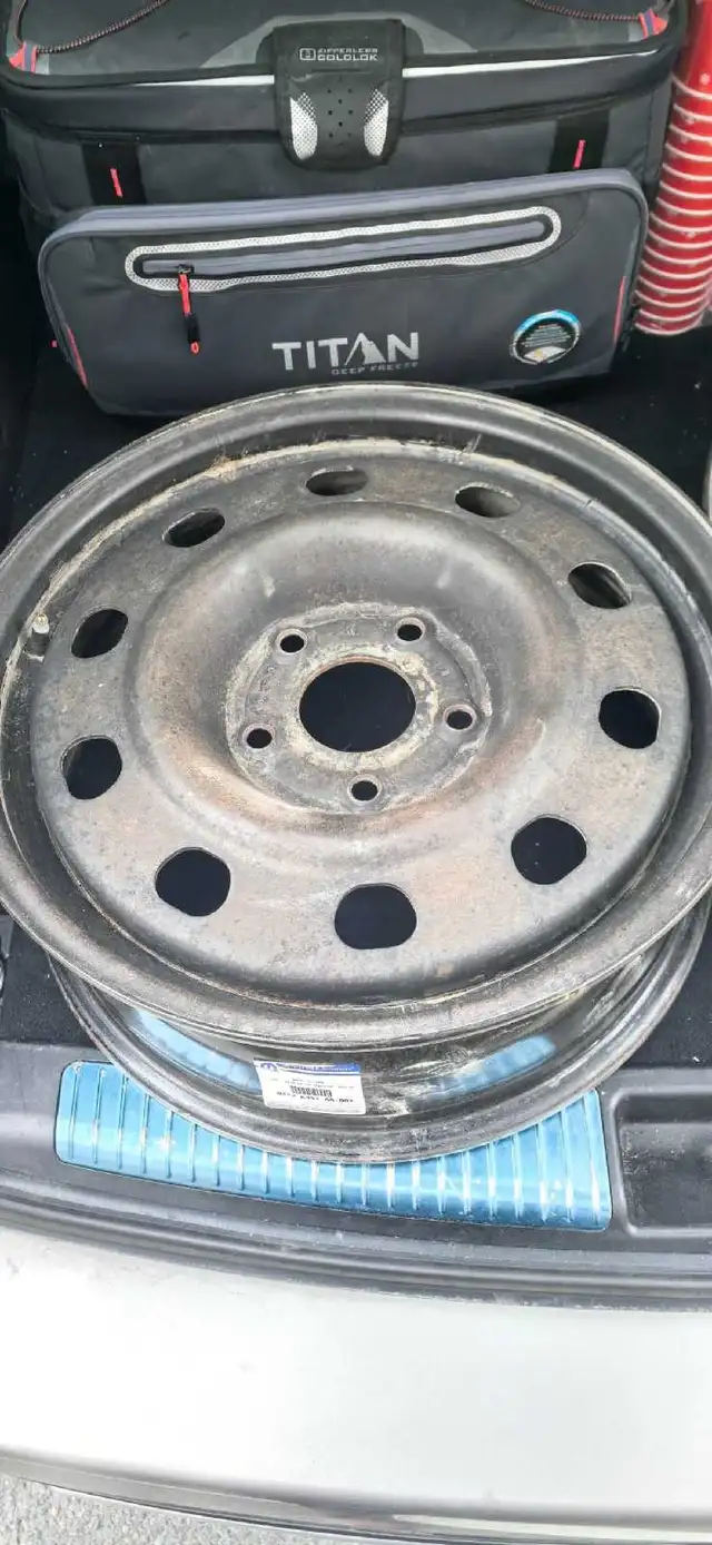 Dodge Caravan 17" steel rim in Tires & Rims in City of Halifax - Image 2