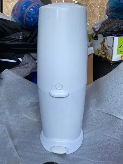 Keep your nursery fresh with this Diaper Genie! This used diaper disposal system is designed to lock...