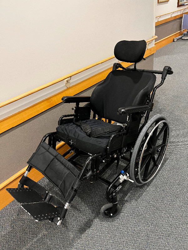 Wheelchair - used $1000 in Health & Special Needs in Hamilton - Image 2