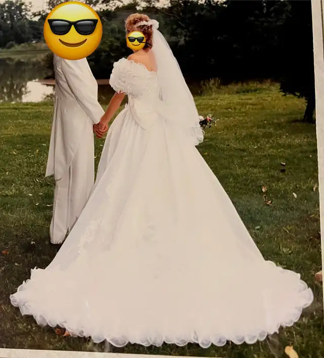 Vintage Wedding Dress & Veil in Wedding in Sarnia - Image 9