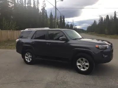 2017 Toyota 4 Runner SR5. Third Row seating, heated leather seats, excellent condition Call or text...