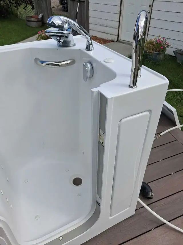 Walk-in Tub556114110495467521