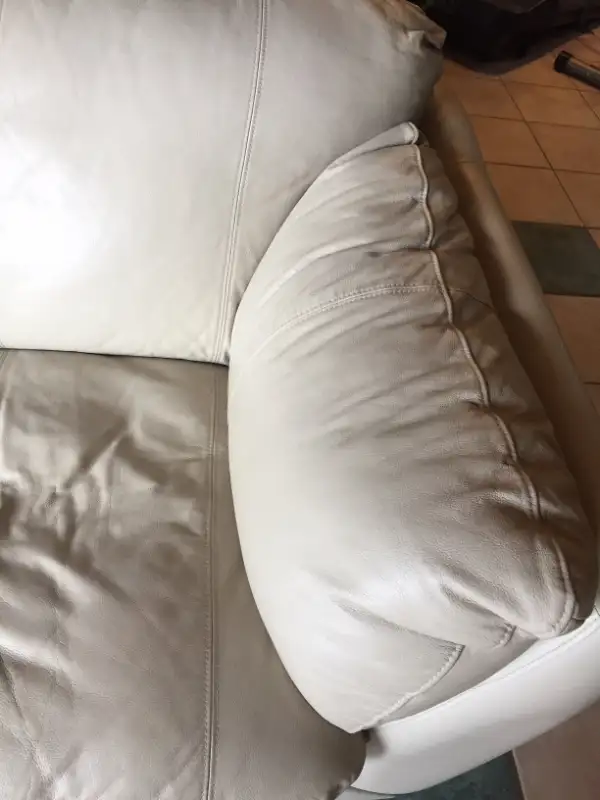 Causeuse en vrai Cuir, Ivoire**all-leather Loveseat, Ivory in Couches & Futons in Laval / North Shore - Image 8