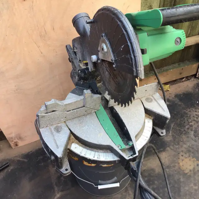 Hitachi C10FCH2 15-Amp 10-Inch Laser Compound Miter Saw in Power Tools in Oakville / Halton Region - Image 3