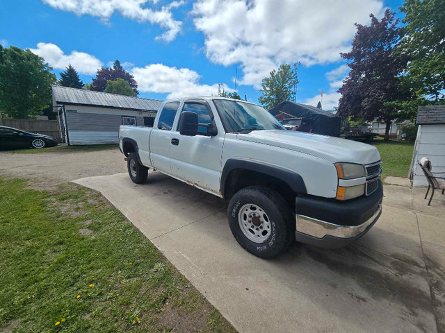2005 silverado 2500 6.0L manual 5 spd 4x4 in Cars & Trucks in Owen Sound