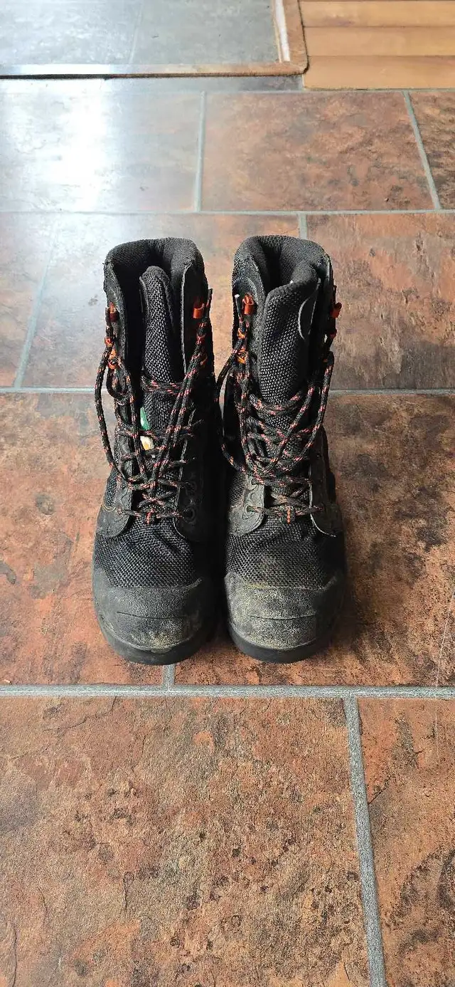 Helly Hansen Boots in Men's Shoes in Saskatoon - Image 2