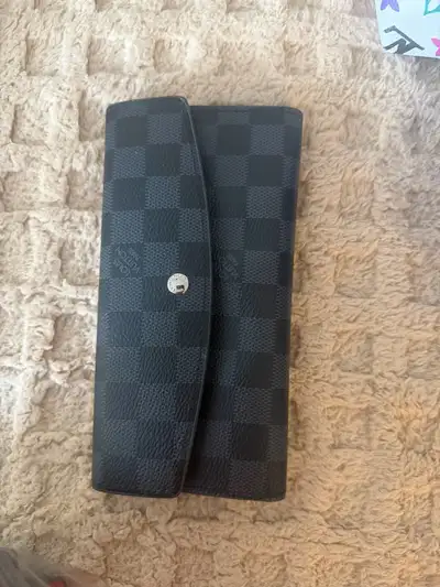 Beautiful wallet. With many compartments for cards, cash, and a zippered coin pocket. It's a stylish...