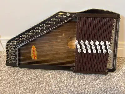 Vintage 21-Chord Autoharp – With Hard Case – needs 3 strings, View more
