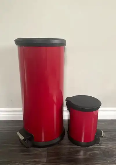 30 Liter = 11.3” W • 13.3” D • 23.7” H 5 Liter = 7.4” W • 9.4” D • 9.9” H Metal Round Step Can Set •...
