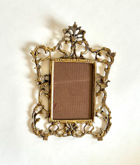 Joli cadre photo de métal doré vintage de style rococo