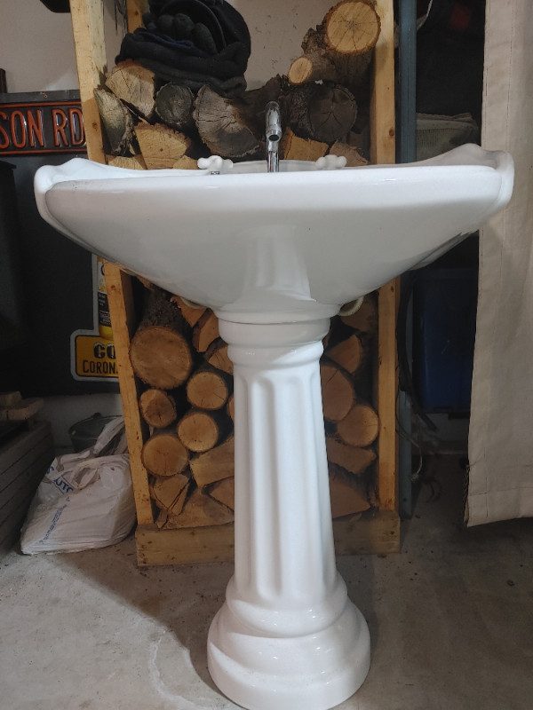 Pedestal Sink with Faucett in Plumbing, Sinks, Toilets & Showers in Chatham-Kent - Image 2