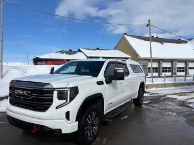 2024 GMC Sierra 1500 AT4 avec 43000 kilomètres équipé d’une transmission automatique à 10 vitesses a...