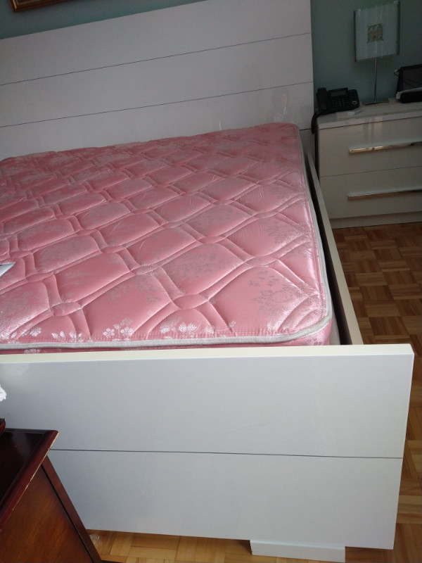 Italian KING Bed with Sealy Matress Perfect TG Lit avec Matelas dans Lits et matelas  à Ville de Montréal - Image 3