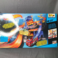 2014 Hot Wheels Color Shifters Flame Fighter Playset