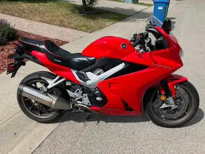 One mature, senior citizen owner selling a much beloved, well maintained & legendary Honda VFR, powe...