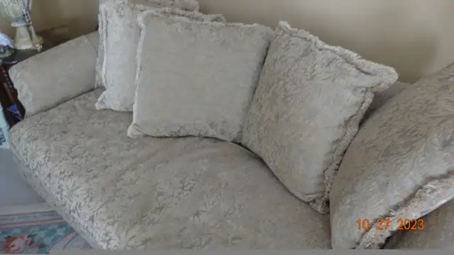 Sofa, loose cushions by Bernhardt,springs in top cushion,Quality in Home Décor & Accents in Kelowna - Image 7