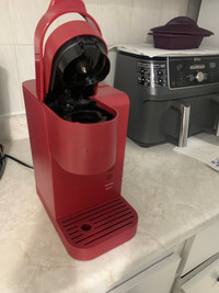 Keurig coffee maker and cup holder