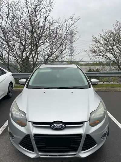 Bonjour je vends mon Ford Focus Titanium 2013 avec 180 000 km. Prix à discuter. Les plus : full équi...