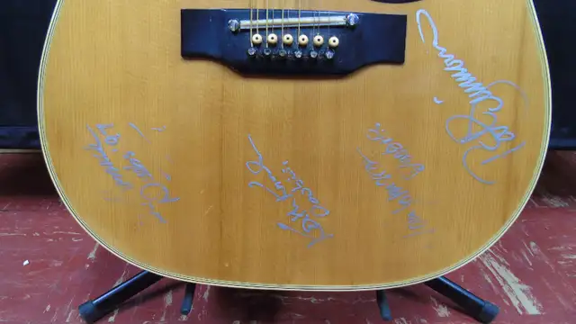 FENDER 12 STRING GUITAR AUTOGRAPHED BY THE DOOBIE BROTHERS in Guitars in Edmonton - Image 7