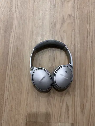 In good condition Bose QuietComfort 35 Series I Noise Cancellation Headphones. The Bose QuietComfort...