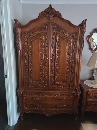 Complete vintage bedroom set, real solid cherry wood. Head/footboard, dresser with mirror, armoire,...