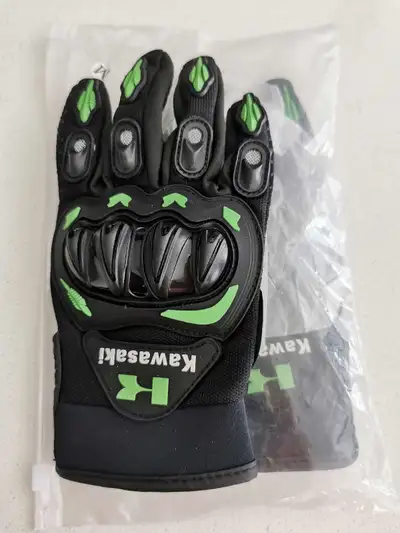 These are a new pair of Kawasaki motorcycle gloves that feature reinforced knuckles and finger prote...