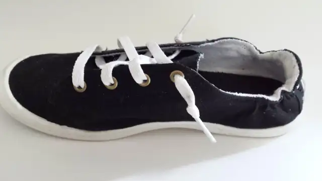 WOMENS SIZE 8 SNEAKERS in Women's - Shoes in Kitchener / Waterloo - Image 5