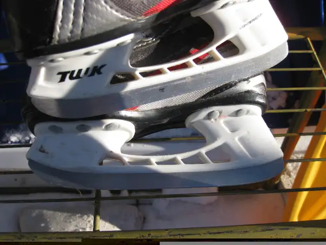 Youth BAUER VAPOR X 1.0 Ice Hockey Skates Size Y 7 R GC in Hockey in Winnipeg - Image 8