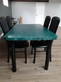 Table de cuisine et chaises